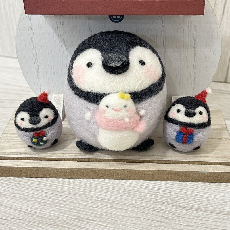 Christmas limited Christmas big penguin holding snowman wool felt doll healing gift - ตุ๊กตา - ขนแกะ สีเทา