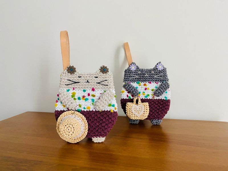Cat in Harem Pants Summer Accessories Woven Storage Cat Charm Keychain Pouch - กระเป๋าถือ - ผ้าฝ้าย/ผ้าลินิน หลากหลายสี