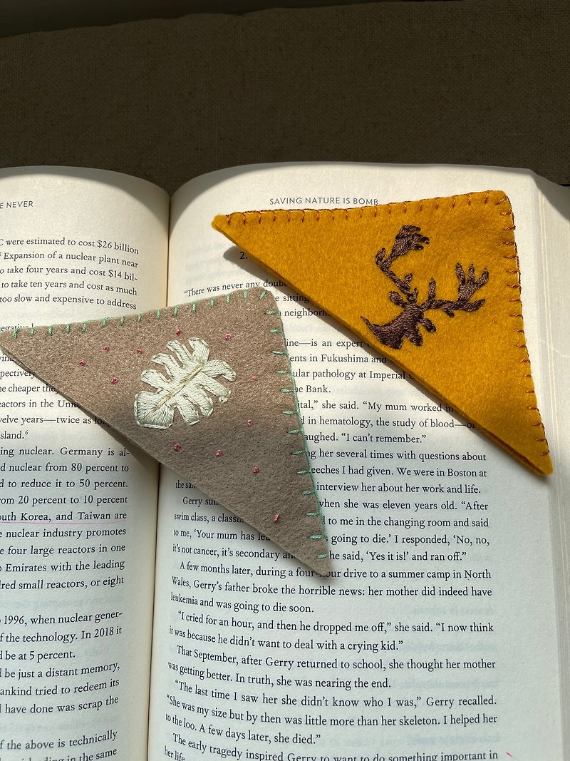 Hand-embroidered page corner bookmark elk turtle back taro group - Bookmarks - Polyester 