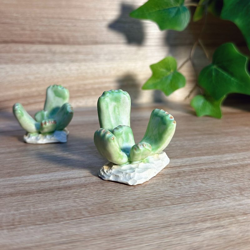 [Pottery Succulents-Xiong Tongzi] Fragrance essential oil diffuser Stone business card holder ring stand handmade gift - Fragrances - Pottery Green