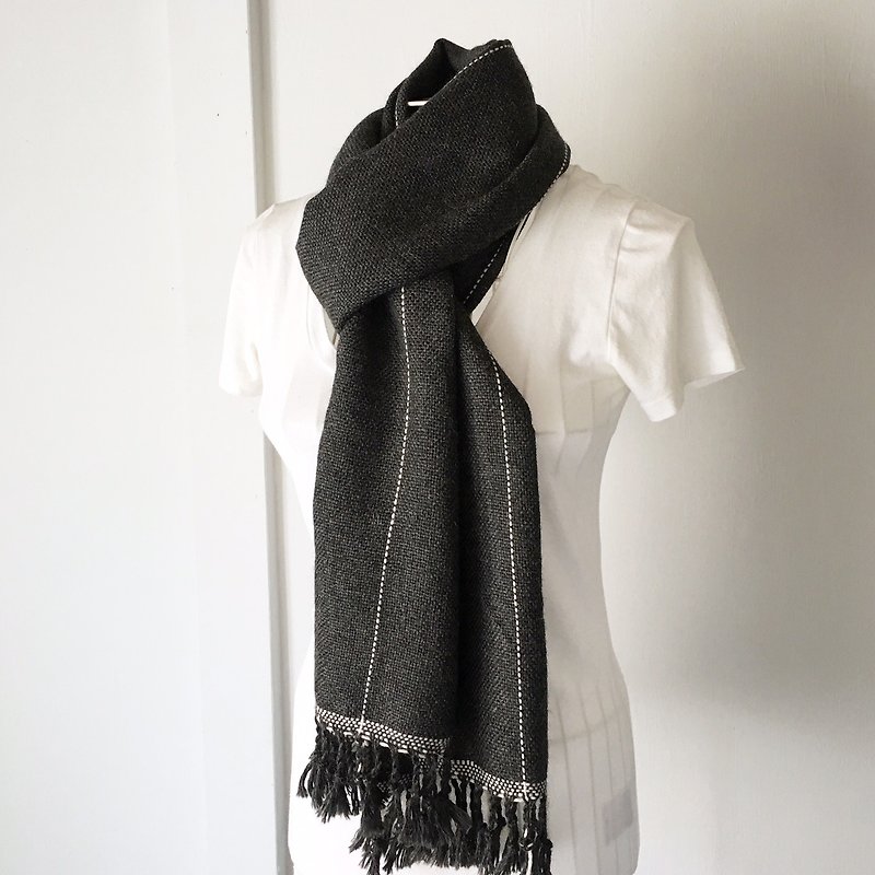 ユニセックス手織りマフラー Dark Grey and White lines - 圍巾/披肩 - 羊毛 灰色