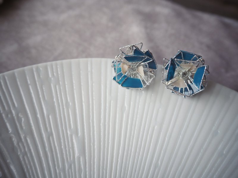 Endless mountain blue triangle flap on-ear resin earrings - ต่างหู - เรซิน สีน้ำเงิน