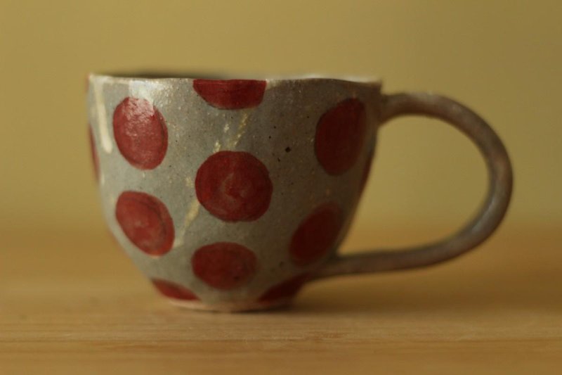 A cup of powdered hand-bending red dots. - แก้วมัค/แก้วกาแฟ - ดินเผา 