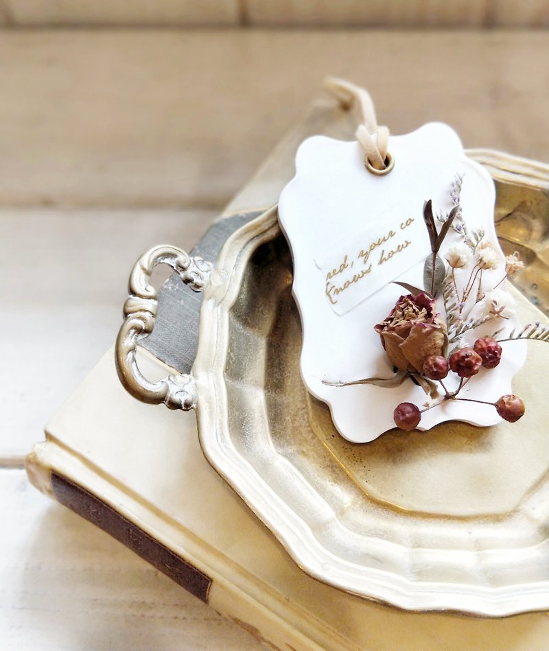 Un Jess Cadeau / Rose Dry Flower Card Shaped Fragrance Stone Charm (with 1ml essential oil) - น้ำหอม - วัสดุอื่นๆ ขาว