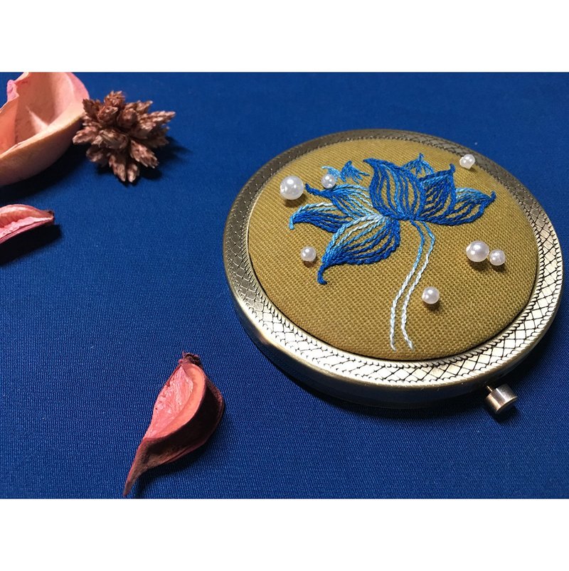 【藍蓮花】原創手工刺繡化妝鏡   - 彩妝刷具/鏡子/梳子 - 繡線 藍色