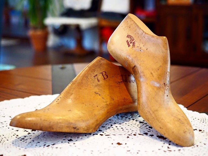 Europe and the United States antique shoe left foot (priced at a single) (J) - ของวางตกแต่ง - ไม้ สีนำ้ตาล