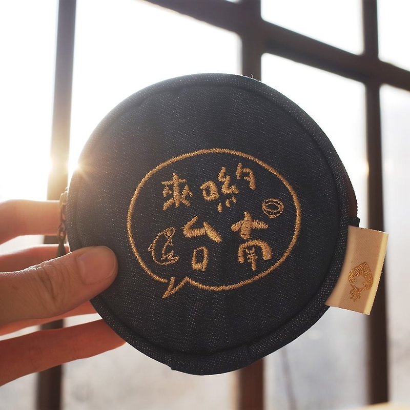 To Tainan: Embroidery fortunate purse / headphone cable / power cord storage / Taiwan canvas - กระเป๋าใส่เหรียญ - ผ้าฝ้าย/ผ้าลินิน หลากหลายสี