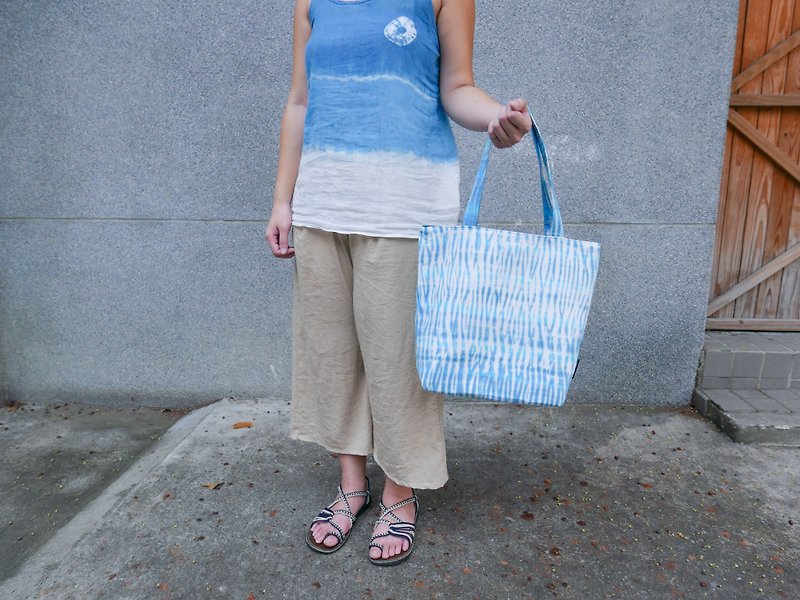 Tie-dye handmade tote bag : Blue Arashi: - กระเป๋าถือ - ผ้าฝ้าย/ผ้าลินิน 