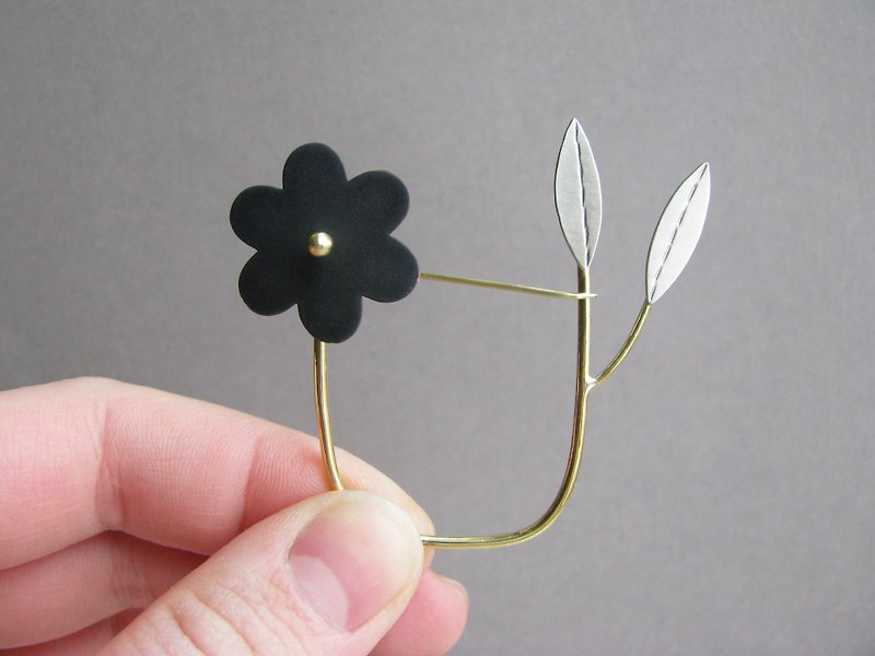 big black flower brooch pin, minimalist floral broach pin - เข็มกลัด - ทองแดงทองเหลือง สีดำ