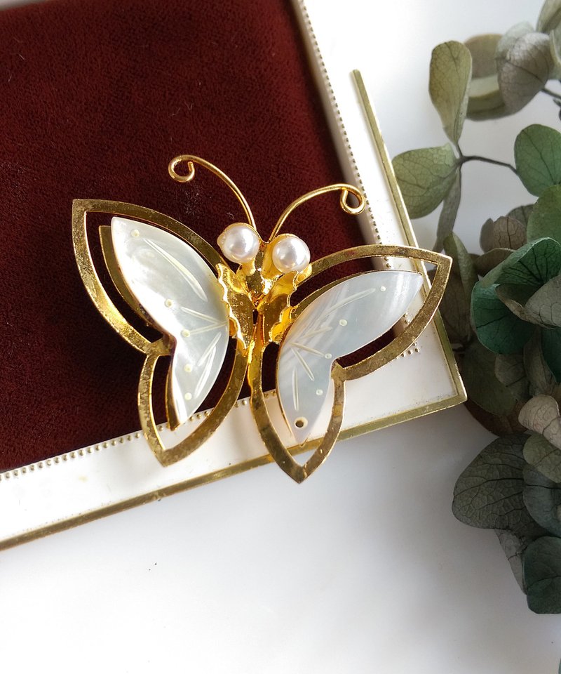 Vintage Jewelry 西洋古董飾品  早期手工貝殼 優雅蝴蝶 別針 - 徽章/別針 - 其他金屬 金色