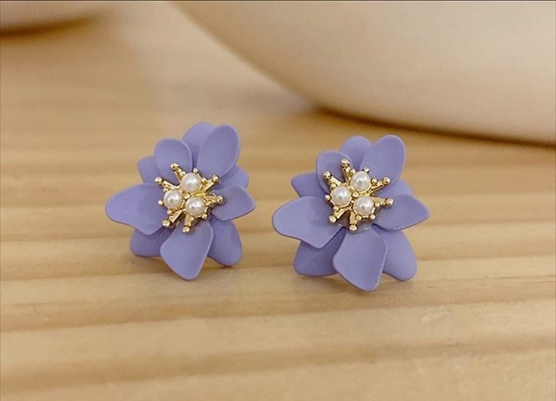 Purple Flower Pearl Earrings - ต่างหู - วัสดุอื่นๆ สีม่วง