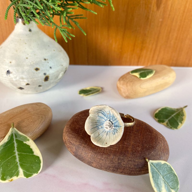 Flower Ring/ Ceramic / jewelry - 戒指 - 陶 白色