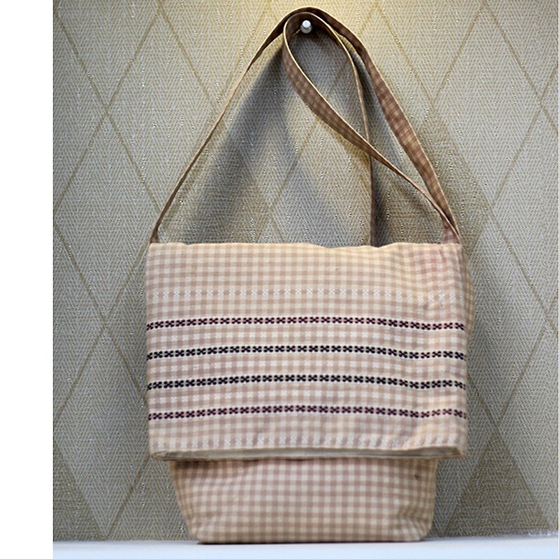 Miyu color fresh pattern oblique backpack ❖ Exclusive hand sewing bag ❖ - กระเป๋าแมสเซนเจอร์ - ผ้าฝ้าย/ผ้าลินิน สีกากี