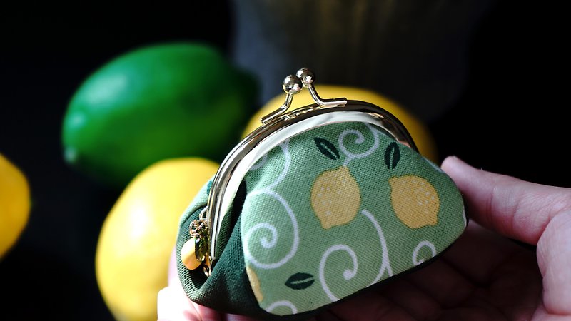 Coin purse FristLove youthful new flavor three-dimensional kiss lock bag with lemon charm - กระเป๋าใส่เหรียญ - ผ้าฝ้าย/ผ้าลินิน สีเหลือง