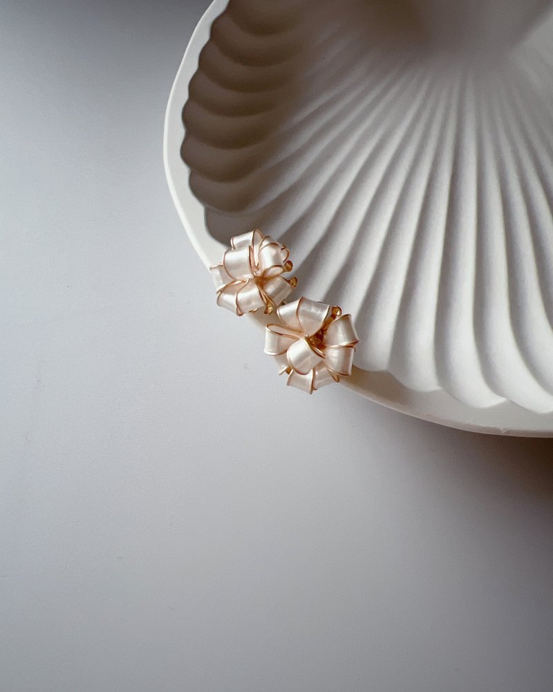 愛の贈り物 白 小さな木のピアス - ピアス・イヤリング - レジン ホワイト