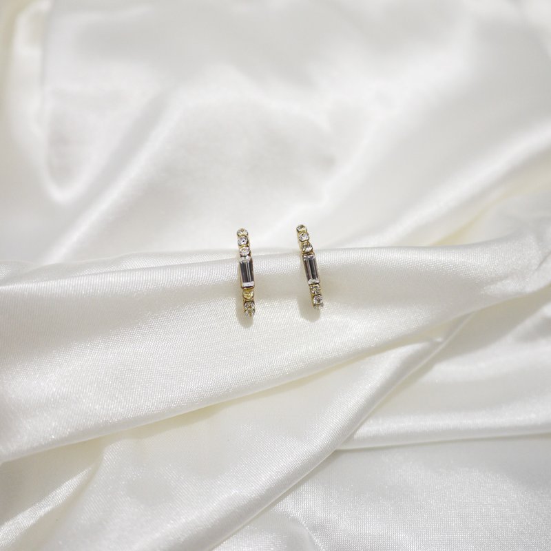 細緻簡約經典白鑽 半圓圈耳環 - 耳環/耳夾/耳骨夾 - 寶石 白色