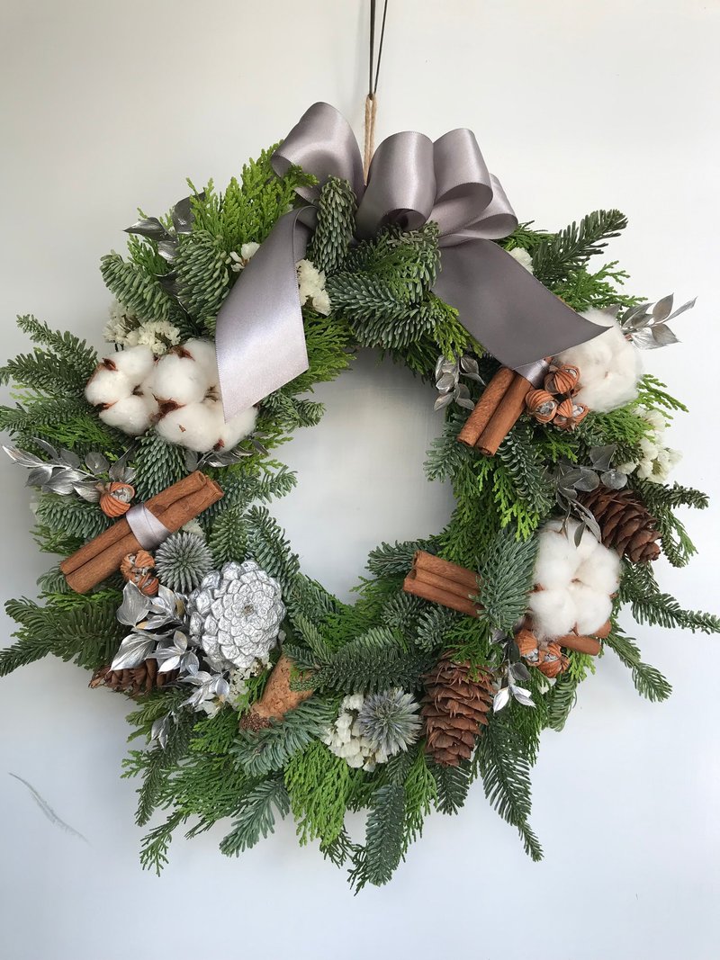 Silver World Christmas Wreath-36 cm (exquisite packaging box) - ช่อดอกไม้แห้ง - พืช/ดอกไม้ สีเงิน