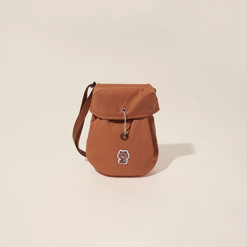 ARMIE-BROWN & FRIENDS Edition Everyday Mini Crossbody Bag | BROWN Oak Brown - กระเป๋าแมสเซนเจอร์ - เส้นใยสังเคราะห์ สีนำ้ตาล