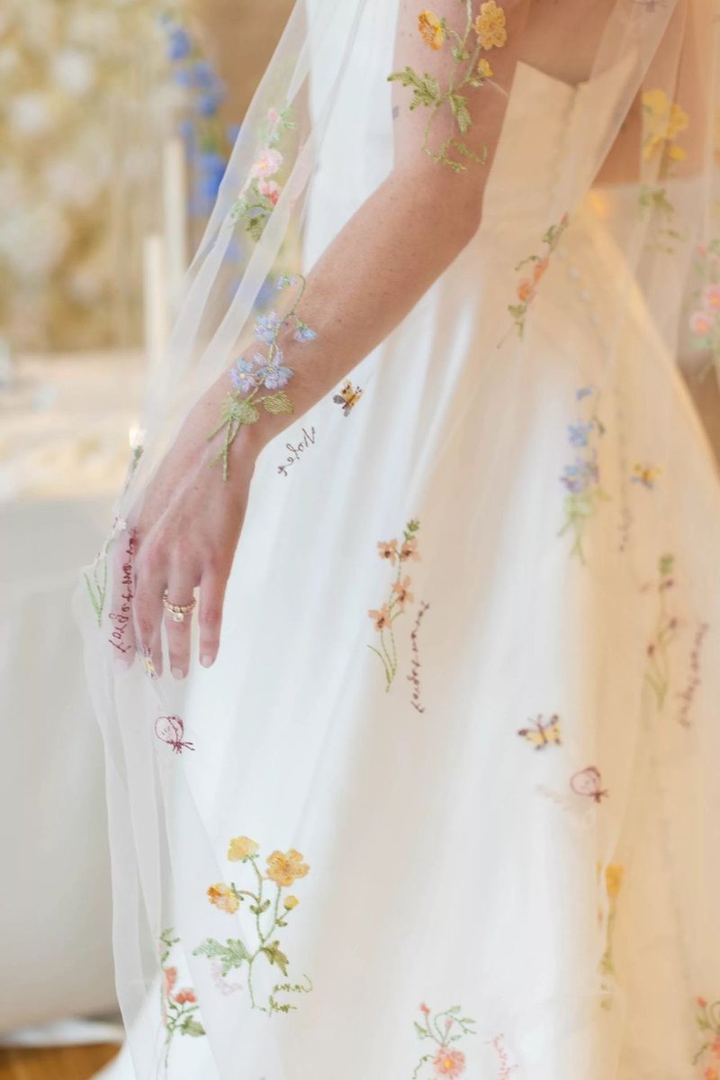 Flower field (Long) : Wedding bridal veil - 髮圈/髮夾 - 繡線 