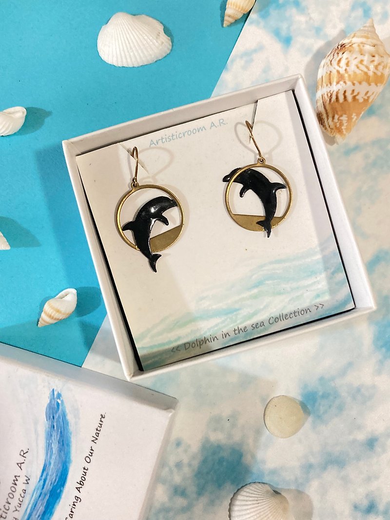 2021 IDA Design Award Ocean Series Dolphin Silhouette Earrings (Bronze gold-plated material) - Earrings & Clip-ons - Resin Gold