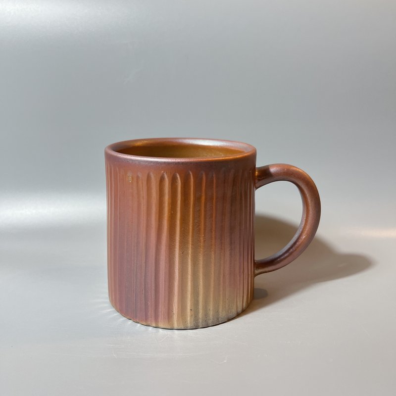 Wood-fired 500cc vertical striped mug/beer mug/handmade by Xiao Pingfan - Teapots & Teacups - Pottery 