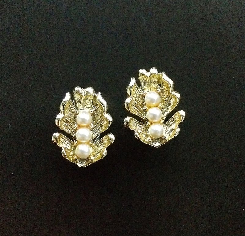 Vintage Jewelry 西洋古董飾品 氣質 金葉排珠 夾式耳環 - 耳環/耳夾/耳骨夾 - 其他金屬 金色