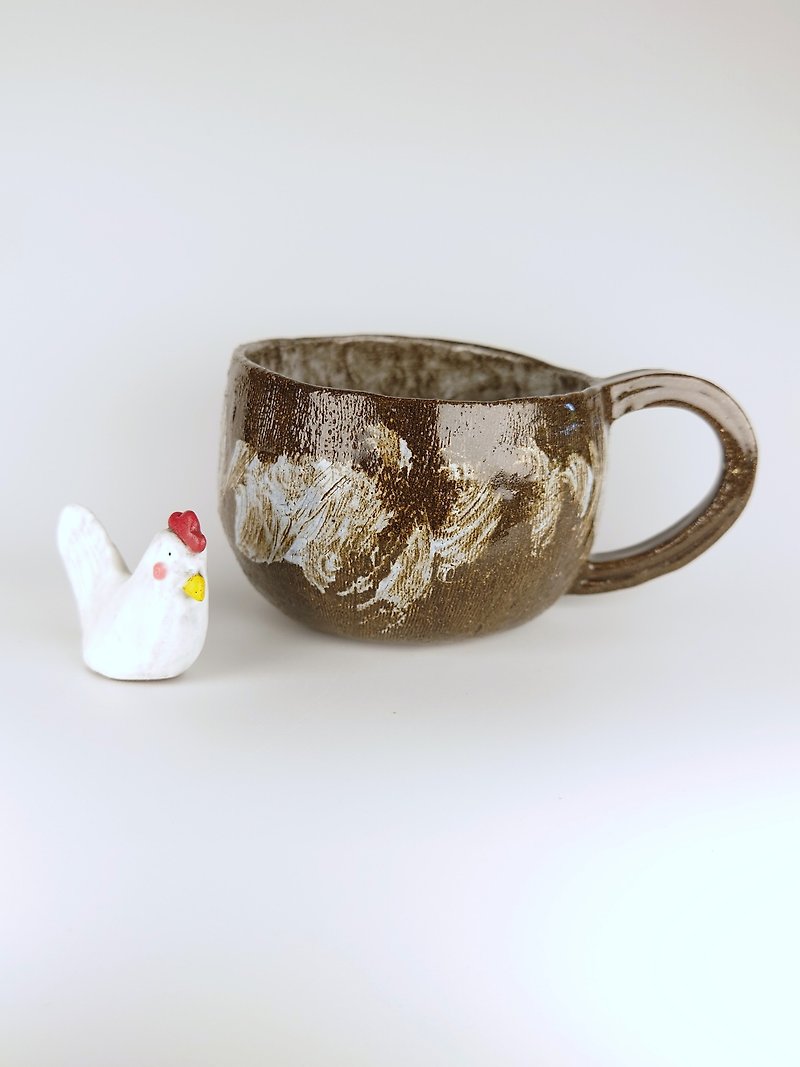 手でコーヒーカップを絞る - マグカップ - 陶器 