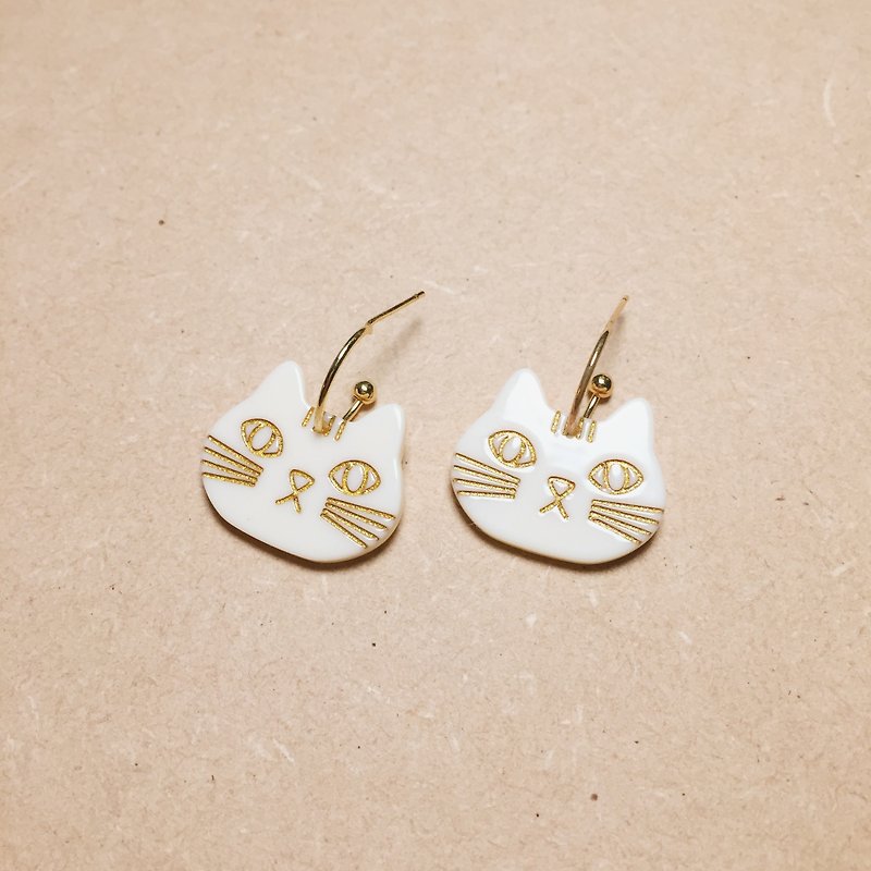 Vintage beige Egyptian cat earrings - Earrings & Clip-ons - Resin White