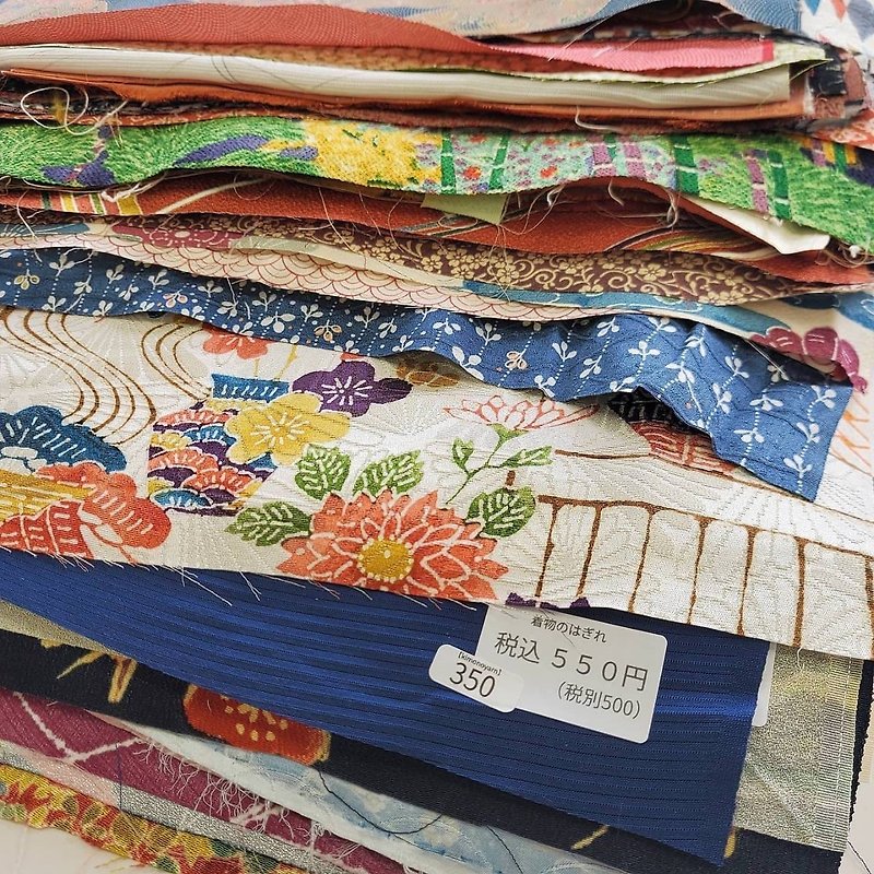 Scrap of Kimono(width34-38cm×50cm) 100 pieces - เย็บปัก/ถักทอ/ใยขนแกะ - ผ้าไหม หลากหลายสี
