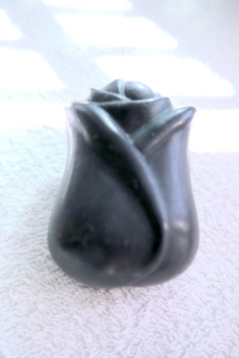 Black Tulip Charcoal Handmade Soap - อื่นๆ - พืช/ดอกไม้ สีดำ