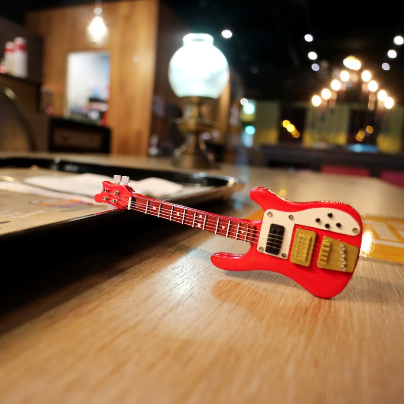 [Hot Red Bass] Rickenbacker Bass Guitar Texture Mini Model Pendant - พวงกุญแจ - ไม้ สีแดง