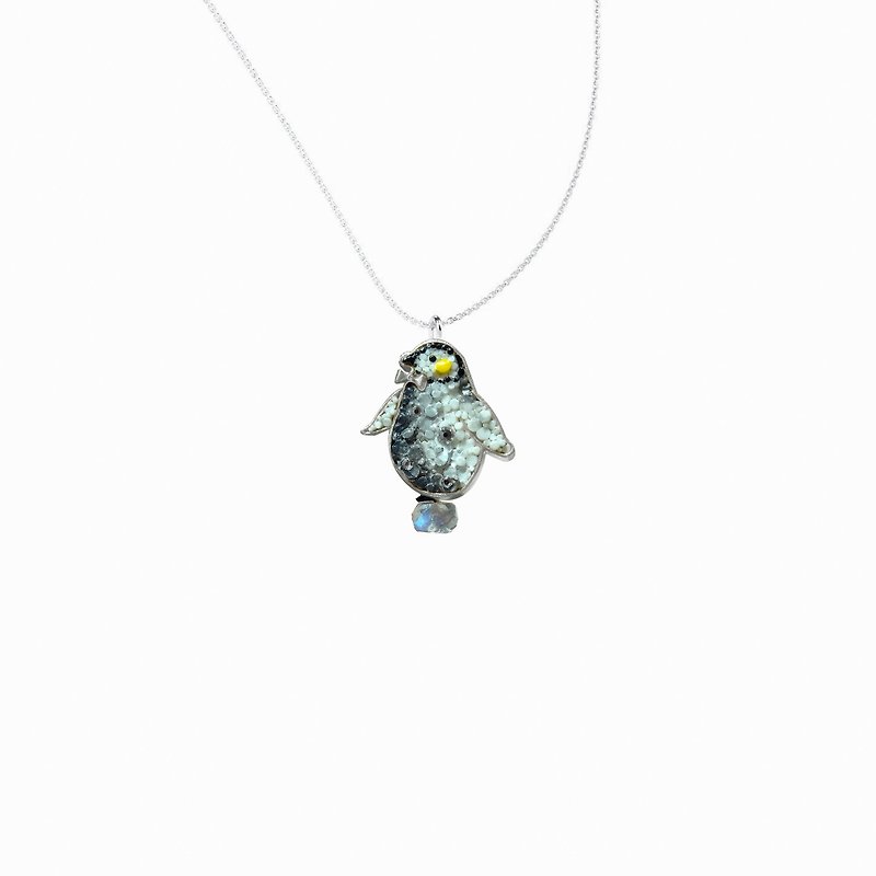 Mosaic Mosaic series King Penguin baby two-handed moonstone necklace pre-order - สร้อยคอ - วัตถุเคลือบ สีเทา