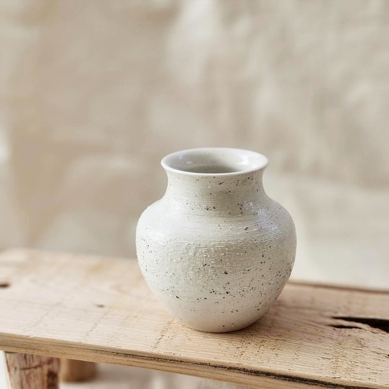 星塵 瓷白花器 手工陶瓷花瓶 - 花瓶/花器 - 陶 白色