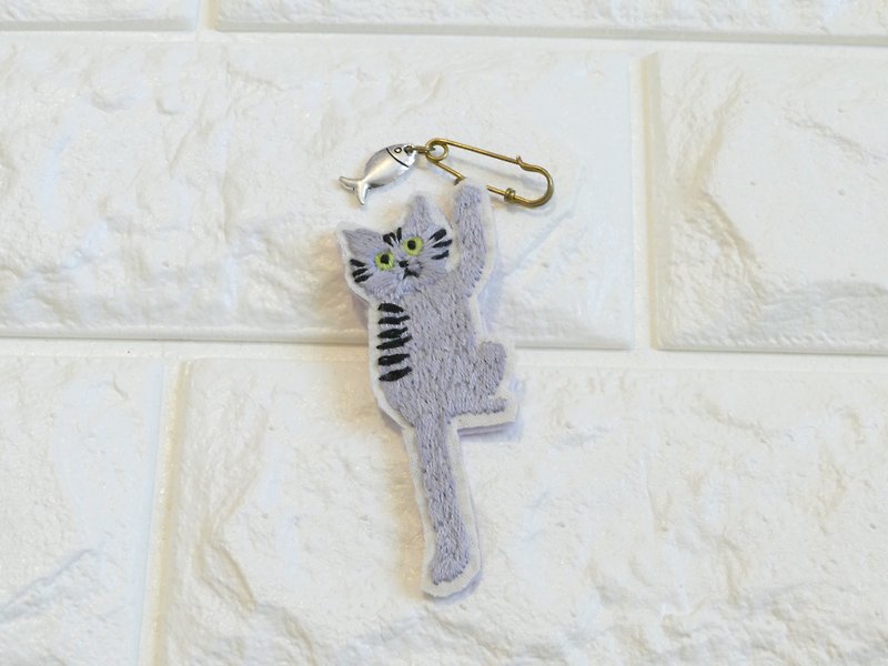 Embroidery brooch silver tabby and fish - Brooches - Cotton & Hemp Gray