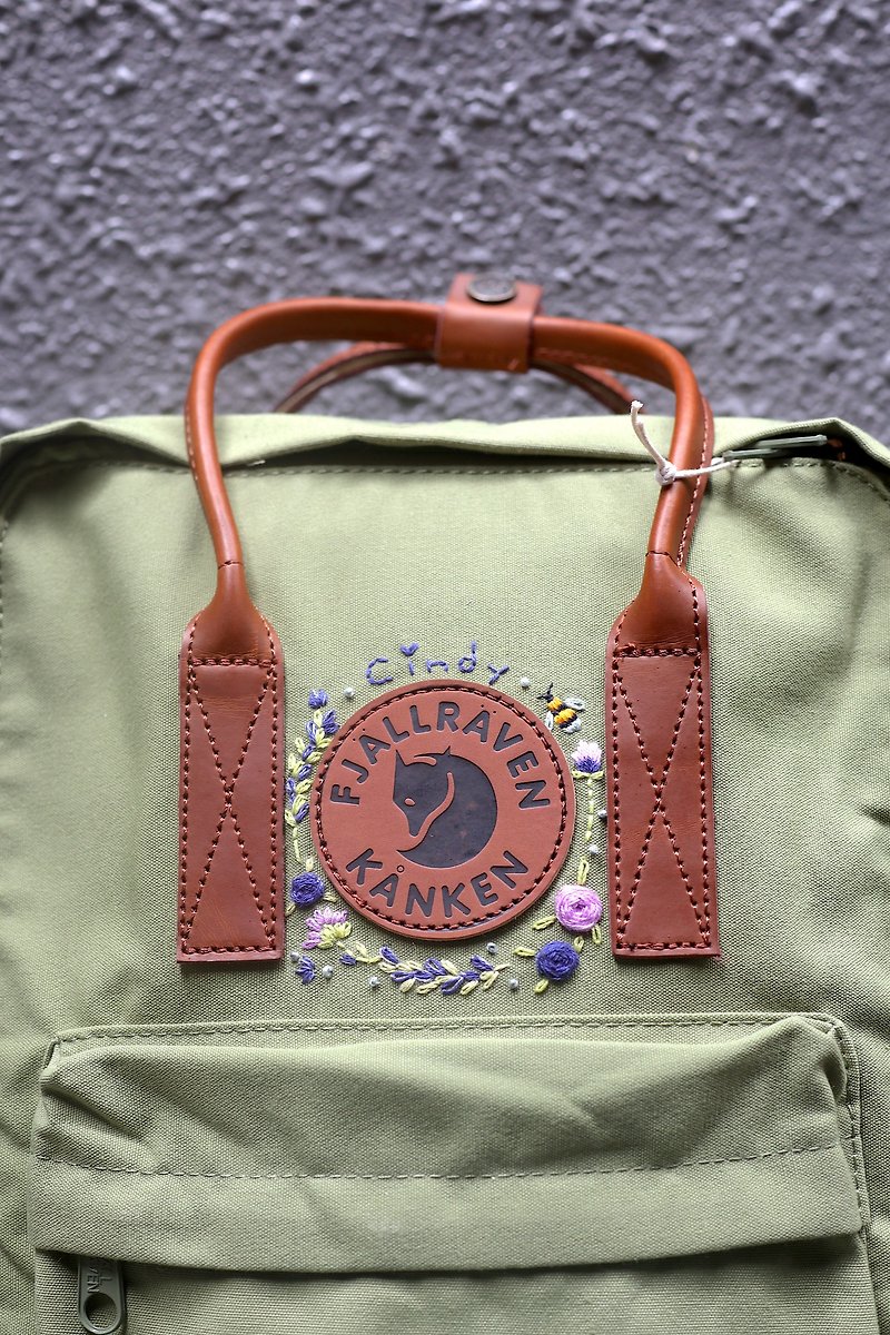 客製化禮物-Kanken刺繡淺綠色-手工刺繡訂製 - 後背包/書包 - 防水材質 