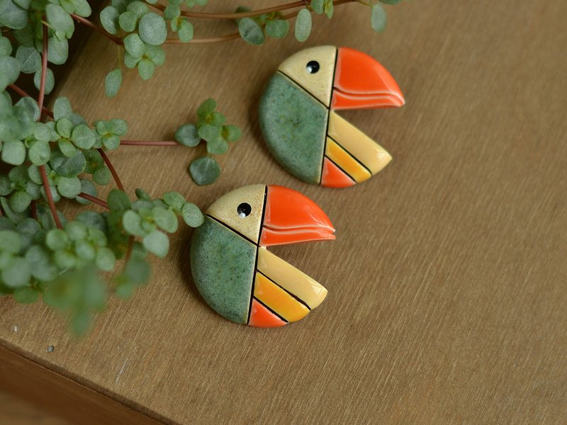 Ceramic toucan pin brooch - 胸針 - 陶 綠色