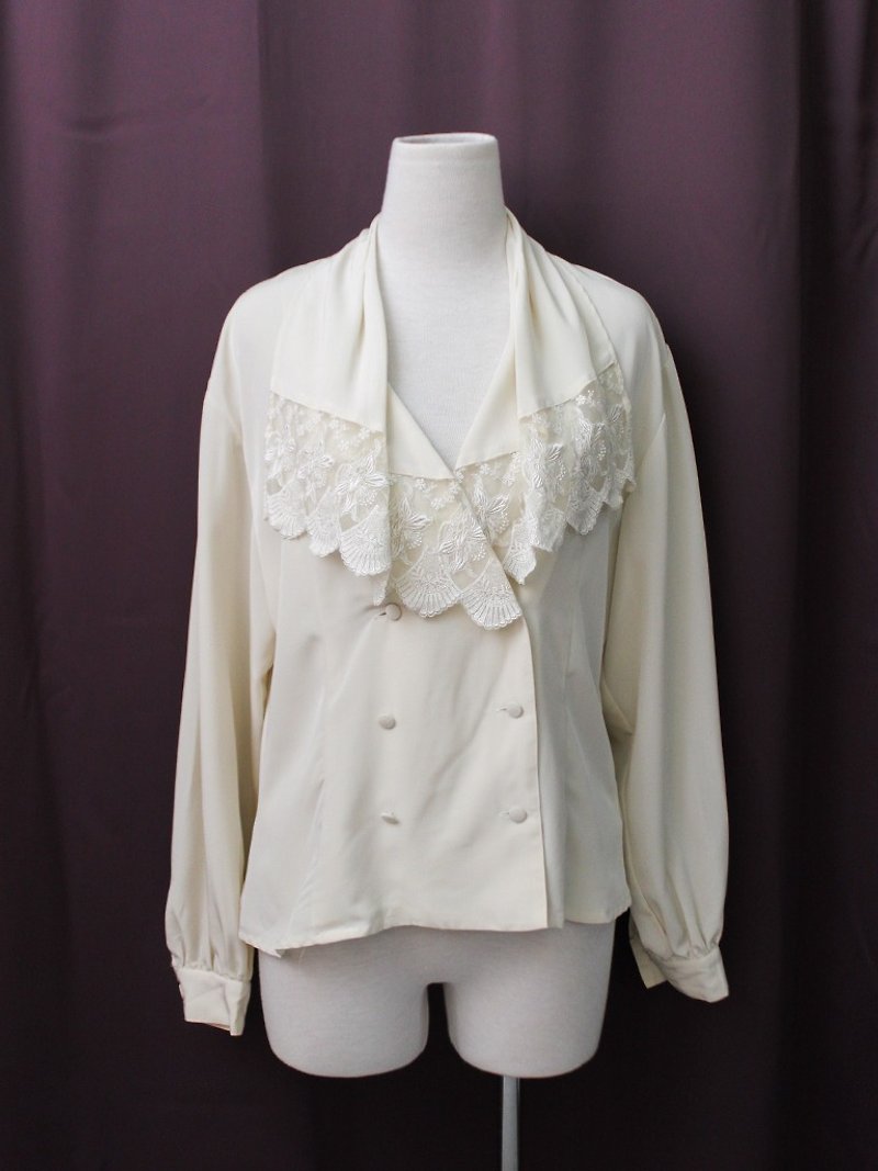 [RE1123T314] autumn and winter made in Japan retro lace beige vintage shirt - เสื้อเชิ้ตผู้หญิง - เส้นใยสังเคราะห์ สีเหลือง