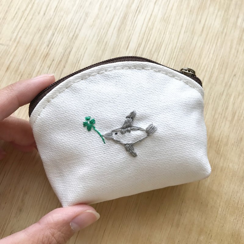 Puputraga/ Flying with Lucky / Handmade Embroidered Coin Purse - กระเป๋าสตางค์ - ผ้าฝ้าย/ผ้าลินิน ขาว
