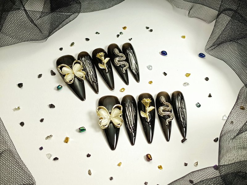 【YUE】暗夜ローズ-魅惑の黒蛇蝶メタルネイルチップ - その他 - プラスチック ブラック