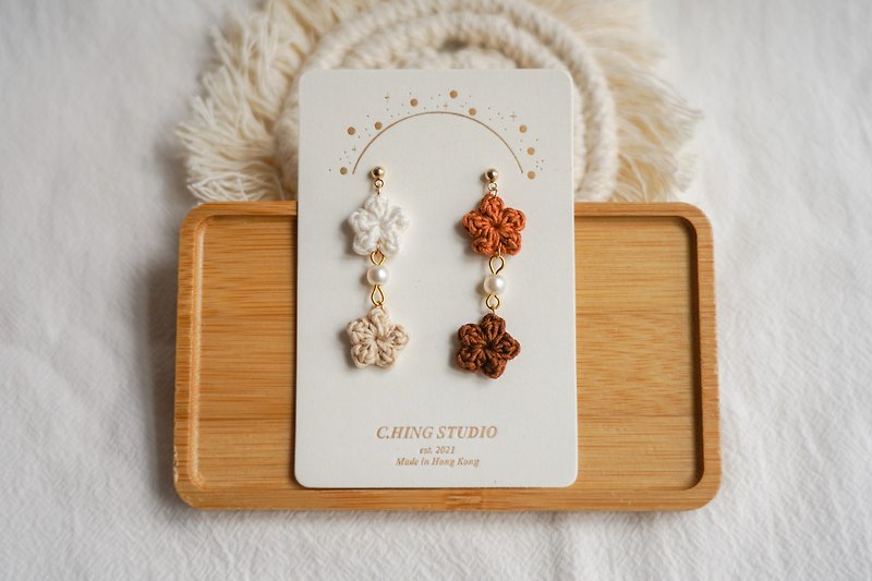 Temperament pearl four-color flower earrings - Earrings & Clip-ons - Cotton & Hemp Brown