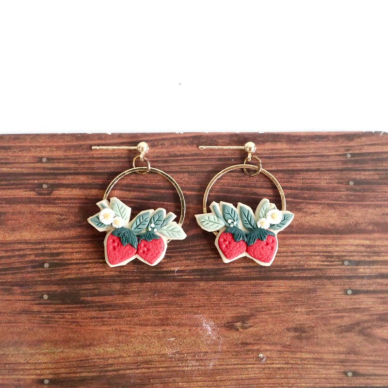 ONNIZZANG | Fruit Series - Stawberry Wreath Polymerclay Earrings - ต่างหู - ดินเหนียว สีแดง