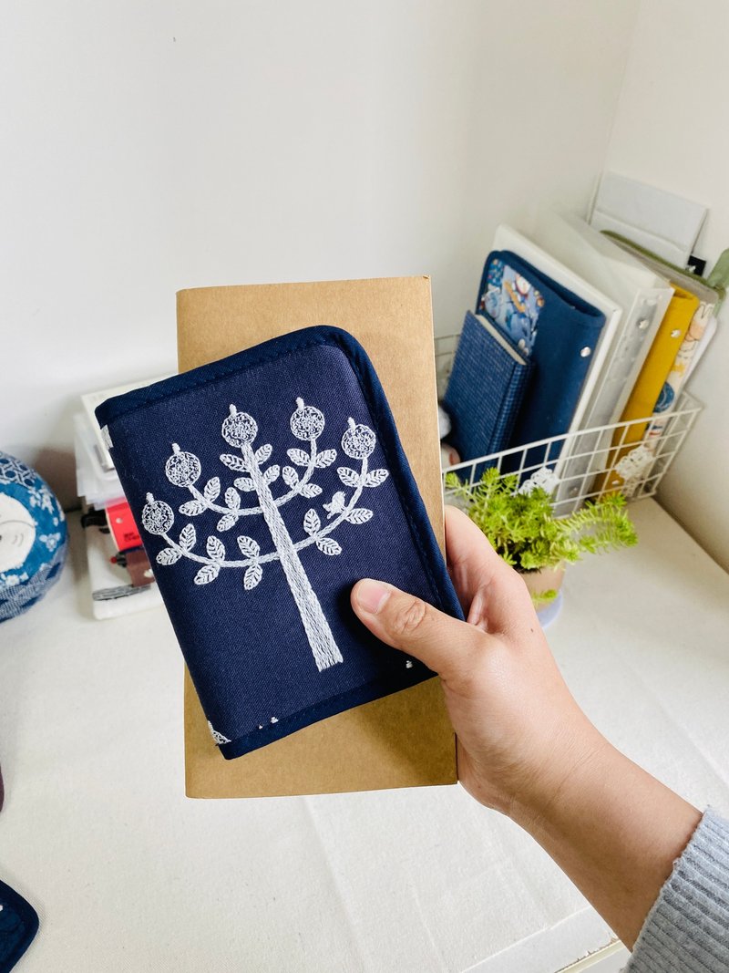 刺繡 客制化護照包 布藝輕便文藝旅行收納 護照夾 卡包 - 護照夾/護照套 - 棉．麻 藍色