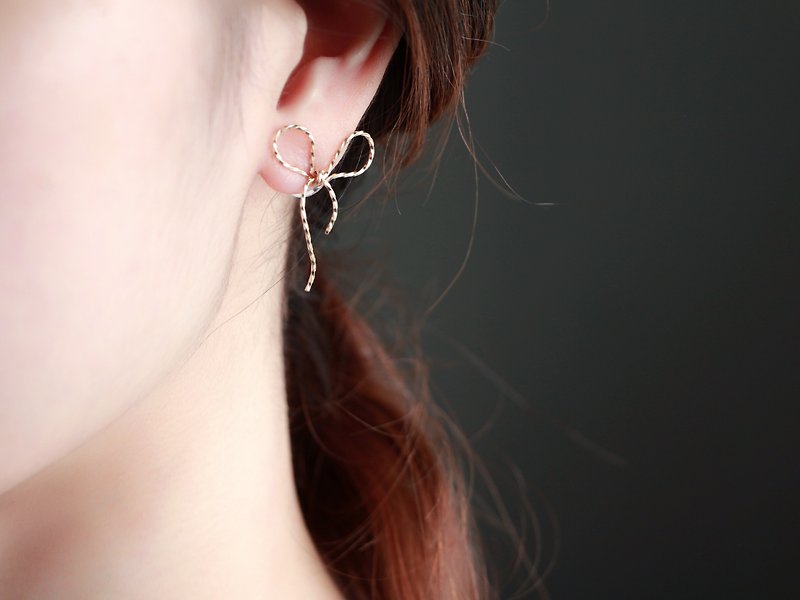 14kgf- twist ribbon pierced earrings - 耳環/耳夾 - 寶石 金色