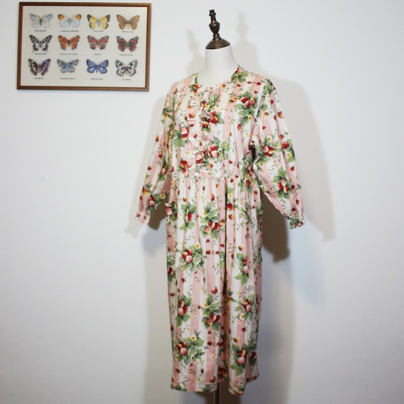 (Vintage Japanese vintage dress) pink striped strawberry cloth flower cotton long-sleeved dress F3506 - ชุดเดรส - ผ้าฝ้าย/ผ้าลินิน สึชมพู