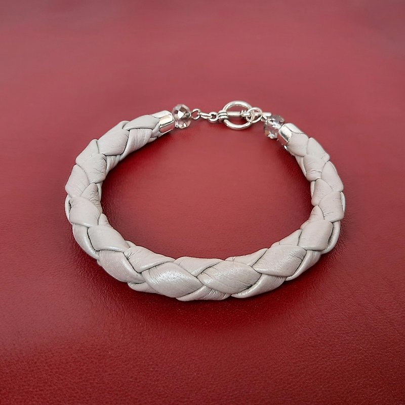 Leather bracelet for women. Light grey braided bracelet - 手鍊/手鐲 - 真皮 灰色