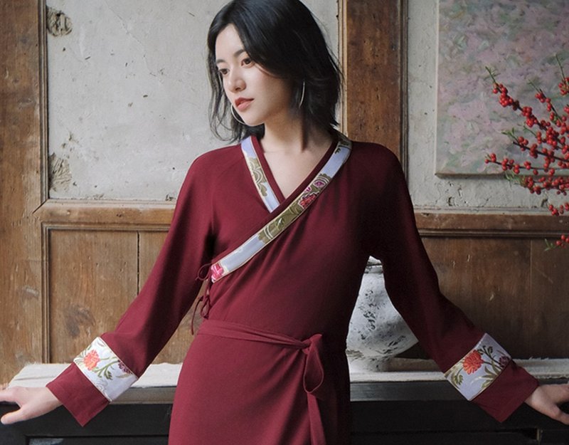 The night is light and spring is in the air. New Chinese retro Tibetan dress with a slim fit in red - One Piece Dresses - Silk Red