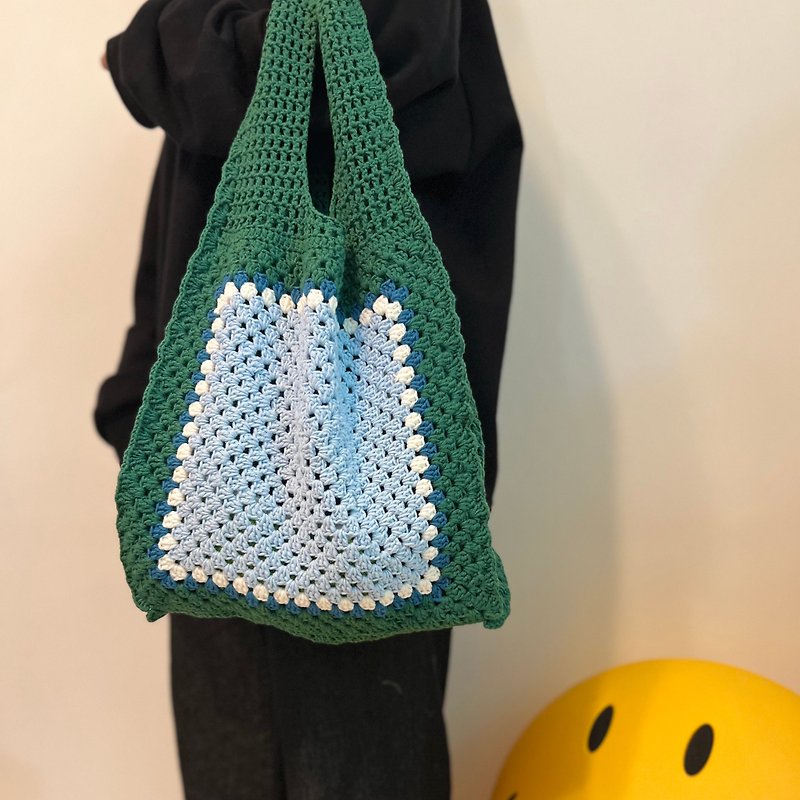 Hand-crocheted wavy lace tote bag (multi-color, can be worn on the shoulder) - กระเป๋าถือ - ผ้าฝ้าย/ผ้าลินิน หลากหลายสี