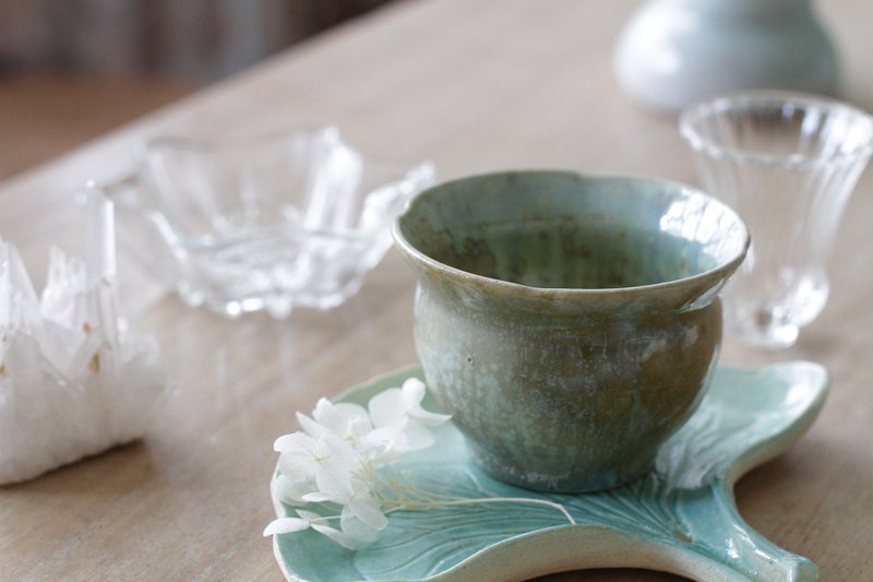 Hand-drawn magic green petal-shaped small tea cup/candle holder 2 - ถ้วย - ดินเผา สีเขียว