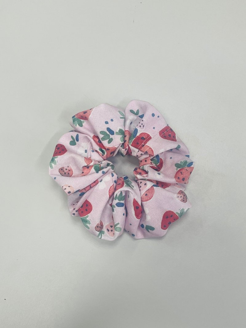 Shuiliangliang-Strawberry Scrunchie - เครื่องประดับผม - ผ้าฝ้าย/ผ้าลินิน สึชมพู