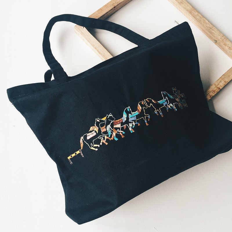 กระเป๋าผ้าปัก handmade (embroidery bag) - Messenger Bags & Sling Bags - Cotton & Hemp 